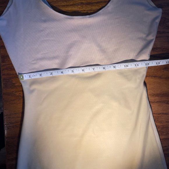 SPANX Hide and Sleek size medium nude body shaper - Picture 6 of 6